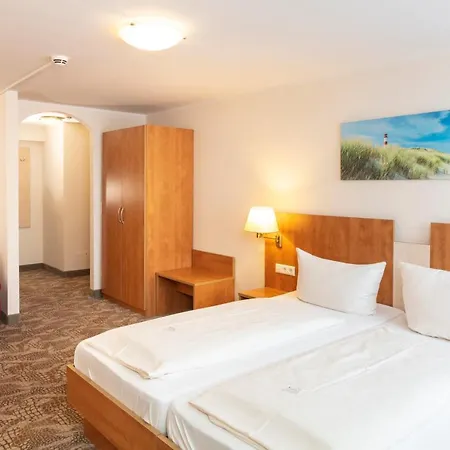 Maximilian & / Basel 3*