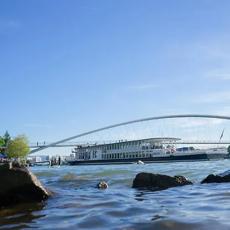 Maximilian & / Basel